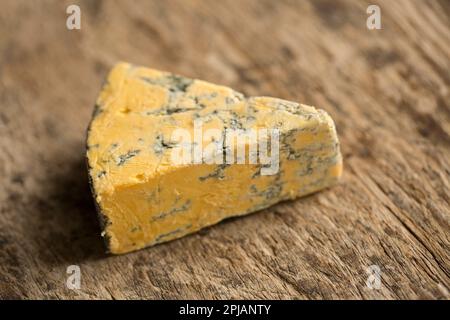 Un esempio di Shepherds Purse Harrogate Blue formaggio fatto con latte di mucca. Inghilterra Regno Unito GB Foto Stock