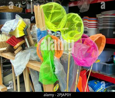 reti da pesca giocattolo per bambini per minnow in una mostra di ironmongers fuori negozio Foto Stock