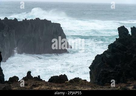 Vista dalla scogliera con il mare mosso a causa della tempesta a Feiteira, São Miguel Island, Azzorre, Portogallo. Foto Stock