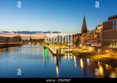 Brema: Agosto Kühne Casa di compagnia Kühne + Nagel, fiume Weser, chiesa di San Martini in , Brema, Germania Foto Stock