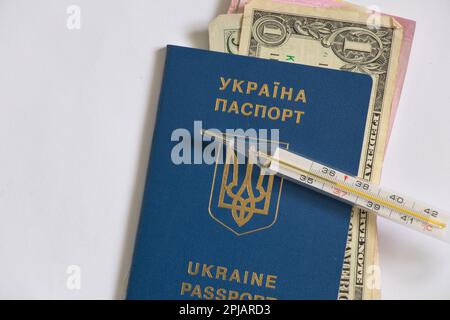 Ucraino passaporto straniero dollari e hryvnie e un termometro di vetro Foto Stock