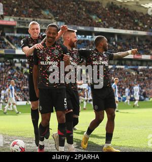 Brighton e Hove, Regno Unito. 01st Apr, 2023. Ethan Pinnock di Brentford segna il 2-3 e festeggia il 1 aprile 2023 durante la partita della Premier League tra Brighton e Hove Albion e Brentford presso l'American Express Community Stadium di Brighton e Hove, Inghilterra. Foto di Ken Sparks. Solo per uso editoriale, licenza richiesta per uso commerciale. Non è utilizzabile nelle scommesse, nei giochi o nelle pubblicazioni di un singolo club/campionato/giocatore. Credit: UK Sports Pics Ltd/Alamy Live News Foto Stock