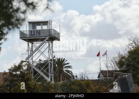 Nicosia, Nicosia, Cipro. 1st Apr, 2023. Le bandiere della Turchia e della cosiddetta "Repubblica turca di Cipro del Nord” sono viste dietro un avamposto delle Nazioni Unite vicino alla zona cuscinetto. Il ministero degli Affari esteri di Cipro ha rilasciato una dichiarazione relativa alle opere all'interno della zona cuscinetto, dove la cosiddetta "Repubblica turca di Cipro del Nord” sta costruendo uno stadio di calcio. La zona cuscinetto è il suolo cipriota che viene donato volentieri alle Nazioni Unite per aver facilitato il suo dovere di mantenimento della pace e, secondo la dichiarazione, il governo cipriota non ha mai concesso alcuna autorizzazione per lavori all'interno della zona cuscinetto e chiede all'UNFIC Foto Stock