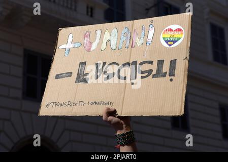 Una persona tiene un cartello durante la manifestazione Transgender Day of Visibility a Roma. Foto Stock