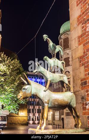 Brema: Statua 'Die Bremer Stadtmusikanten' (musicisti di città di Brema) presso il municipio di Brema, in Germania Foto Stock