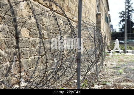 Nicosia, Nicosia, Cipro. 1st Apr, 2023. Un uomo cammina accanto al filo della cortina che separa le aree occupate e libere di Nicosia. Il ministero degli Affari esteri di Cipro ha rilasciato una dichiarazione relativa alle opere all'interno della zona cuscinetto, dove la cosiddetta "Repubblica turca di Cipro del Nord” sta costruendo uno stadio di calcio. La zona cuscinetto è il suolo cipriota che viene donato volentieri alle Nazioni Unite per facilitare il suo dovere di mantenimento della pace e, secondo la dichiarazione, il governo cipriota non ha mai concesso alcuna autorizzazione per lavori all'interno della zona cuscinetto e chiede all'UNFICYP di agire di conseguenza. (Credit Image: © Kostas Foto Stock