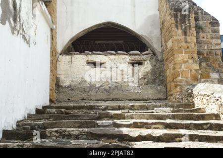 Nicosia, Nicosia, Cipro. 1st Apr, 2023. Un bunker è visto sulle pareti della porta di Paphos sul lato cipriota di Nicosia. Il ministero degli Affari esteri di Cipro ha rilasciato una dichiarazione relativa alle opere all'interno della zona cuscinetto, dove la cosiddetta "Repubblica turca di Cipro del Nord” sta costruendo uno stadio di calcio. La zona cuscinetto è il suolo cipriota che viene donato volentieri alle Nazioni Unite per facilitare il suo dovere di mantenimento della pace e, secondo la dichiarazione, il governo cipriota non ha mai concesso alcuna autorizzazione per lavori all'interno della zona cuscinetto e chiede all'UNFICYP di agire di conseguenza. (Credit Image: © Kostas Pikoula Foto Stock