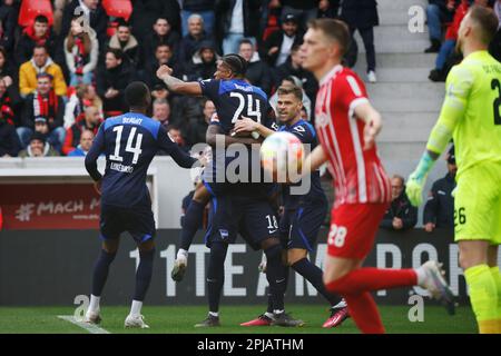 01 aprile 2023, Baden-Württemberg, Freiburg im Breisgau: Calcio: Bundesliga, SC Freiburg - Hertha BSC, giorno 26, Europa-Park Stadion: Hertha BSC i giocatori sono contenti dell'equalizzatore a 1:1 mentre in primo piano Matthias Ginter di Friburgo corre all'arbitro (non nella foto) protestando con la palla. Foto: Philipp von Ditfurth/dpa - NOTA IMPORTANTE: In conformità ai requisiti della DFL Deutsche Fußball Liga e della DFB Deutscher Fußball-Bund, è vietato utilizzare o utilizzare fotografie scattate nello stadio e/o della partita sotto forma di immagini e/o video sequenziali Foto Stock