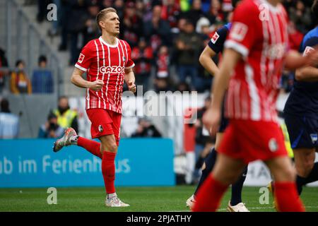 01 aprile 2023, Baden-Württemberg, Friburgo in Breisgau: Calcio: Bundesliga, SC Friburgo - Hertha BSC, giorno 26, Europa-Park Stadion: Il Nils Petersen di Friburgo attraversa il campo. Petersen ha annunciato sui social media il mercoledì pomeriggio che terminerà la sua carriera come professionista dopo la stagione. Foto: Philipp von Ditfurth/dpa - NOTA IMPORTANTE: In conformità ai requisiti della DFL Deutsche Fußball Liga e della DFB Deutscher Fußball-Bund, è vietato utilizzare o utilizzare fotografie scattate nello stadio e/o della partita sotto forma di immagini in sequenza e/o video-lik Foto Stock
