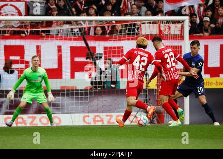 01 aprile 2023, Baden-Württemberg, Freiburg im Breisgau: Calcio: Bundesliga, SC Freiburg - Hertha BSC, giorno 26, Europa-Park Stadion: Ritsu Doan di Friburgo (2nd da sinistra) e Vincenzo Grifo (2nd da destra) si trovano di fronte al goal berlinese Oliver Christensen (l), che è difeso anche da Marc Of Kempr (Berlino). Foto: Philipp von Ditfurth/dpa - NOTA IMPORTANTE: In conformità ai requisiti della DFL Deutsche Fußball Liga e della DFB Deutscher Fußball-Bund, è vietato utilizzare o utilizzare fotografie scattate nello stadio e/o della partita sotto forma di mare Foto Stock