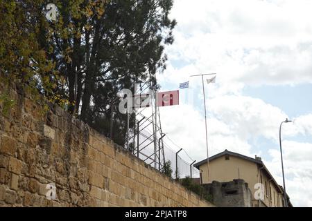 Nicosia, Nicosia, Cipro. 1st Apr, 2023. Le bandiere della Turchia e della cosiddetta "Repubblica turca di Cipro del Nord” sono viste sullo sfondo con la bandiera greca e cipriota. Il ministero degli Affari esteri di Cipro ha rilasciato una dichiarazione relativa alle opere all'interno della zona cuscinetto, dove la cosiddetta "Repubblica turca di Cipro del Nord” sta costruendo uno stadio di calcio. La zona cuscinetto è il suolo cipriota che viene donato volontariamente alle Nazioni Unite per facilitare il suo dovere di mantenimento della pace e, secondo la dichiarazione, il governo cipriota non ha mai concesso alcuna autorizzazione per lavori all'interno della zona cuscinetto e chiede t Foto Stock
