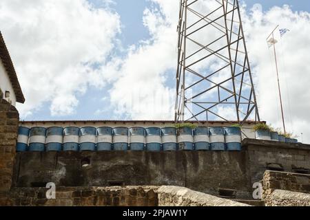 Nicosia, Nicosia, Cipro. 1st Apr, 2023. Un bunker è visto sulle pareti della porta di Paphos sul lato cipriota di Nicosia. Il ministero degli Affari esteri di Cipro ha rilasciato una dichiarazione relativa alle opere all'interno della zona cuscinetto, dove la cosiddetta "Repubblica turca di Cipro del Nord” sta costruendo uno stadio di calcio. La zona cuscinetto è il suolo cipriota che viene donato volentieri alle Nazioni Unite per facilitare il suo dovere di mantenimento della pace e, secondo la dichiarazione, il governo cipriota non ha mai concesso alcuna autorizzazione per lavori all'interno della zona cuscinetto e chiede all'UNFICYP di agire di conseguenza. (Credit Image: © Kostas Pikoula Foto Stock