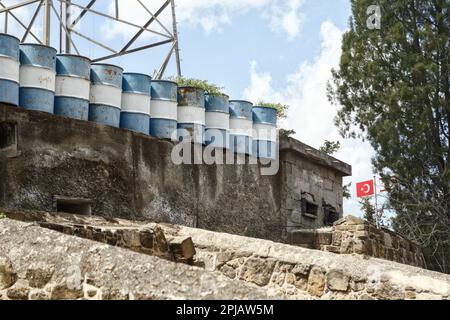 Nicosia, Nicosia, Cipro. 1st Apr, 2023. Un bunker è visto sulle pareti della porta di Paphos sul lato cipriota di Nicosia, mentre la bandiera turca è visto sul lato opposto, occupato. Il ministero degli Affari esteri di Cipro ha rilasciato una dichiarazione relativa alle opere all'interno della zona cuscinetto, dove la cosiddetta "Repubblica turca di Cipro del Nord” sta costruendo uno stadio di calcio. La zona cuscinetto è il suolo cipriota che viene donato volentieri alle Nazioni Unite per aver facilitato il suo dovere di mantenimento della pace e, secondo la dichiarazione, il governo cipriota non ha mai concesso alcuna autorizzazione per lavori all'interno della zona cuscinetto e richieste Foto Stock
