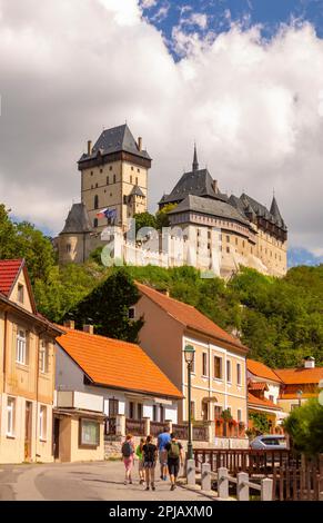 KARLSTEJN, REPUBBLICA CECA, EUROPA - i turisti visitano il Castello di Karlstejn in Boemia. Foto Stock