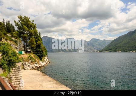 La pittoresca baia di Cattaro vista da Perast, una città portuale in Montenegro Foto Stock