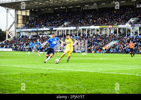 Oliver Norburn (18 Peterborough United) va avanti durante la partita della Sky Bet League 1 tra Peterborough e Oxford United a London Road, Peterborough sabato 1st aprile 2023. (Foto: Kevin Hodgson | NOTIZIE MI) Credit: NOTIZIE MI & Sport /Alamy Live News Foto Stock