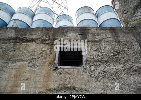 Nicosia, Nicosia, Cipro. 1st Apr, 2023. Un bunker è visto sulle pareti della porta di Paphos sul lato cipriota di Nicosia. Il ministero degli Affari esteri di Cipro ha rilasciato una dichiarazione relativa alle opere all'interno della zona cuscinetto, dove la cosiddetta "Repubblica turca di Cipro del Nord” sta costruendo uno stadio di calcio. La zona cuscinetto è il suolo cipriota che viene donato volentieri alle Nazioni Unite per facilitare il suo dovere di mantenimento della pace e, secondo la dichiarazione, il governo cipriota non ha mai concesso alcuna autorizzazione per lavori all'interno della zona cuscinetto e chiede all'UNFICYP di agire di conseguenza. (Credit Image: © Kostas Pikoula Foto Stock