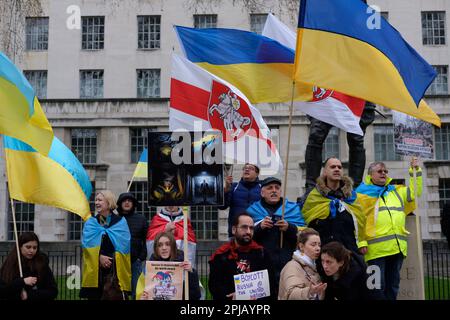 Londra, Regno Unito. 1st Apr, 2023. Un gruppo di cittadini ucraini si è riunito per una manifestazione di fronte a Downing Street per protestare contro il conflitto in corso in Ucraina e chiedere il boicottaggio della presidenza russa del Consiglio di sicurezza delle Nazioni Unite. Credit: João Daniel Pereira/Alamy Live News Foto Stock