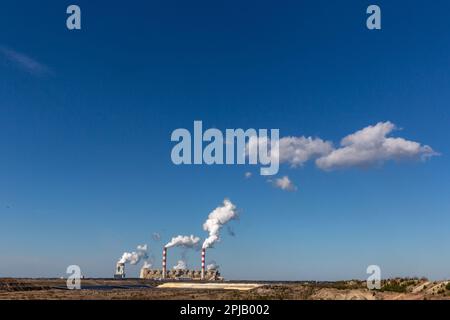 Belchatow, Polonia. 29th Mar, 2023. Vista sulla centrale elettrica PGE di Belchatow. La centrale elettrica di Belchatow è la più grande centrale a carbone della Polonia. Si tratta di una centrale a carbone di lignite ed è collegata ad una miniera a cielo aperto di lignite. Mentre i prezzi dell'energia aumentano a causa di sviluppi globali come la guerra della Russia contro l'Ucraina e Coronavirus, le centrali a carbone diventano più strategiche nonostante il loro impatto sul CO2. (Credit Image: © Dominika Zarzycka/SOPA Images via ZUMA Press Wire) SOLO PER USO EDITORIALE! Non per USO commerciale! Foto Stock