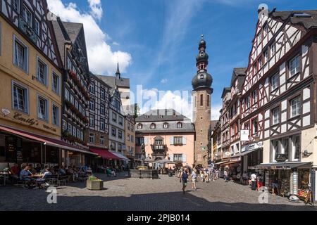 Piazza centrale di Cochem, una città affascinante situata nella regione della Mosella. Cochem, Renania-Palatinato, Germania, agosto 2022 Foto Stock
