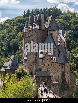 Vista sul castello di Eltz (Burg Eltz), un famoso punto di riferimento turistico nella regione di Mosel e uno dei castelli più belli della Germania Foto Stock