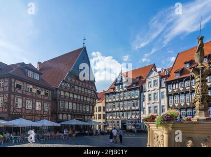 Hildesheim: Piazza Markt, Bäckeramtshaus (Baker's Guild Hall), Knochenhaueramtshaus (Butcher's Guild Hall), fontana Rolandbrunnen, ristorante all'aperto Foto Stock