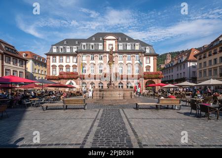Vista del Municipio di Heidelberg situato sulla vivace Piazza del mercato nella città vecchia. Heidelberg, Baden-Württemberg, Germania, agosto 2022 Foto Stock