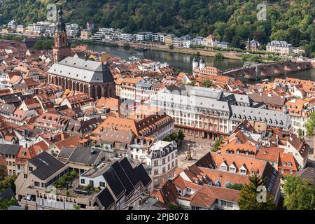 Veduta aerea del centro storico di Heidelberg dal punto panoramico del castello di Heidelberg, Baden-Württemberg, Germania Foto Stock