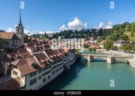 Il paesaggio urbano della città vecchia di Berna visto dal ponte Nydegg sopra il fiume Aare, Svizzera Foto Stock