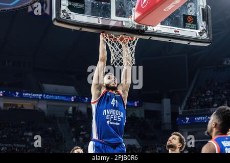 Istanbul, Turchia. 30th Mar, 2023. Ante Zizic (C) di Anadolu Efes Istanbul e Kyle Weems (R) di Virtus Segafredo Bologna visto in azione durante il round 32 della Stagione regolare Eurolega della Turkish Airlines 2022/2023 tra Anadolu Efes e Virtus Segafredo Bologna al Sinan Erdem Dome. Punteggio finale; Anadolu Efes 86:67 irtus Segafredo Bologna. Credit: SOPA Images Limited/Alamy Live News Foto Stock