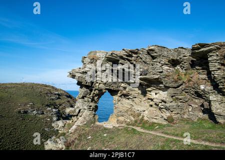 La roccia naturale arch localmente noto come signore finestra sulla costa sud-ovest il percorso nei pressi di Boscastle nel North Cornwall, England, Regno Unito Foto Stock