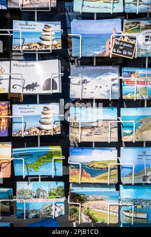 Selezione di cartoline ricordo in vendita all'esterno di un negozio in Cornovaglia, Inghilterra, Regno Unito Foto Stock