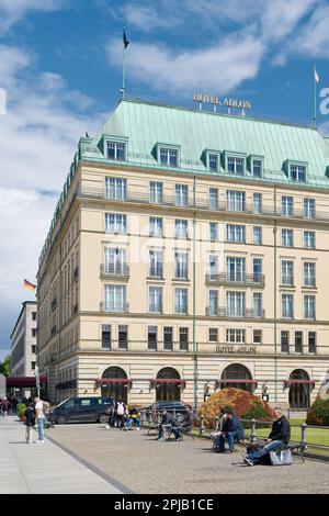 Il famoso Hotel Adlon, sistemazione per ospiti statali e celebrità al Pariser Platz di Berlino Foto Stock