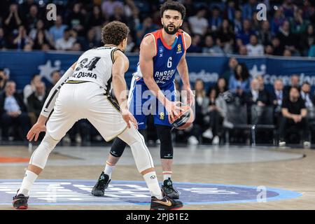 Istanbul, Turchia. 30th Mar, 2023. Elia Bryant (r) di Anadolu Efes Istanbul e Kyle Weems (L) di Virtus Segafredo Bologna visto in azione durante il round 32 della Stagione regolare Eurolega della Turkish Airlines 2022/2023 tra Anadolu Efes e Virtus Segafredo Bologna al Sinan Erdem Dome. Punteggio finale; Anadolu Efes 86:67 irtus Segafredo Bologna. (Foto di Nicholas Muller/SOPA Images/Sipa USA) Credit: Sipa USA/Alamy Live News Foto Stock