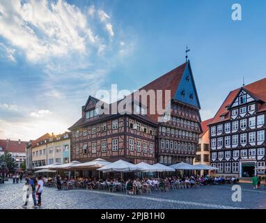 Hildesheim: Piazza Markt, Bäckeramtshaus (Baker's Guild Hall), Knochenhaueramtshaus (Butcher's Guild Hall), ristorante all'aperto, case a graticcio, Foto Stock