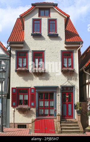 Colorata casa ristrutturata vecchia a Steinau an der Straße, quartiere Main-Kinzig, Assia, Germania, Europa Foto Stock