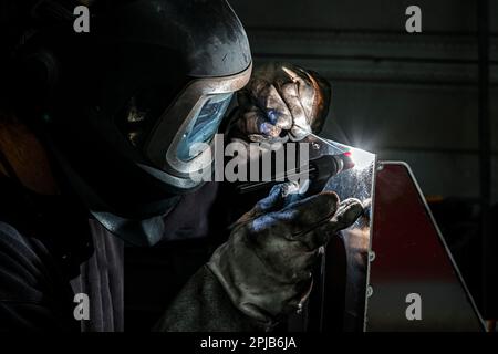 Saldatore al lavoro in un'officina, Francia Foto Stock