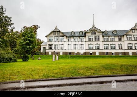 Akureyri Junior High School, Islanda settentrionale in una giornata estiva piovosa, vista parziale della strada con giardino Foto Stock