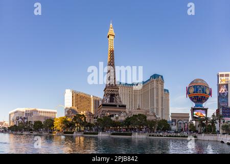 Paris Las Vegas - Torre Eiffel e cartello con la mongolfiera Foto Stock