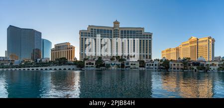 Un'immagine del Bellagio Hotel and Casino, del Caesars Palace e del Cosmopolitan di Las Vegas che si riflette sulla Fontana di Bellagio al tramonto. Foto Stock