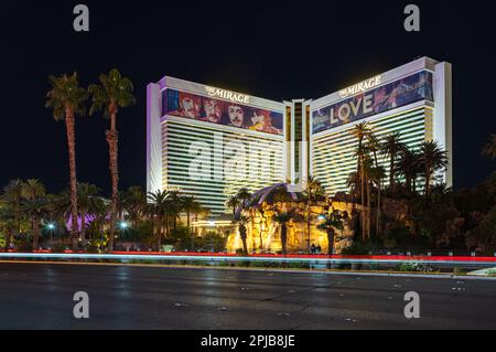 Una foto del Mirage di notte, con un grande annuncio dello spettacolo Love by Cirque du Soleil, sui Beatles, sulla sua facciata. Foto Stock