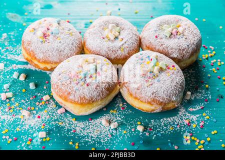 Carnevale zucchero in polvere ciambelle alzate - tedesco Berliner ciambelle, Krapfen riempito di marmellata Foto Stock