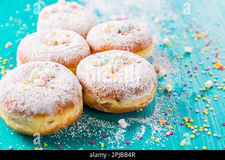 Carnevale zucchero in polvere ciambelle alzate - tedesco Berliner ciambelle, Krapfen riempito di marmellata Foto Stock
