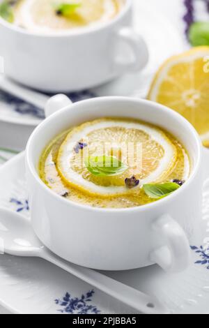 Avgolemono - deliziosa zuppa greca di uova di pollo e limone. Salsa mediterranea o zuppa Foto Stock