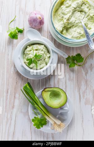 Delizioso avocado spalmato con formaggio cagliato e ingredienti. Concetto di cibo heathy Foto Stock