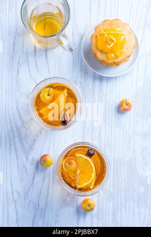Cocktail di sidro di mele con cannella e piccole crostate di limoni VIN brulé di mele per Natale Foto Stock