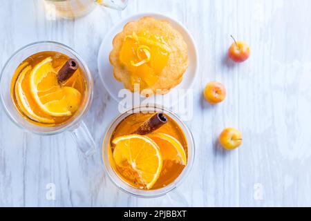 Cocktail di sidro di mele con cannella e piccole crostate di limoni VIN brulé di mele per Natale Foto Stock