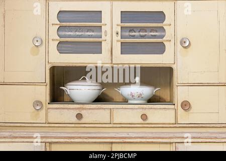 Una vecchia cucina a buffet in stile vintage Foto Stock