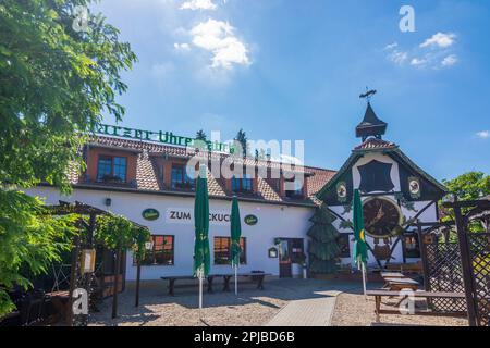 Quedlinburg: Fabbrica di orologi di Harz con il più grande orologio a cucù al di fuori della Foresta Nera nella frazione Gernrode di Harz, Sachsen-Anhalt, Sassonia-Anhalt, G Foto Stock