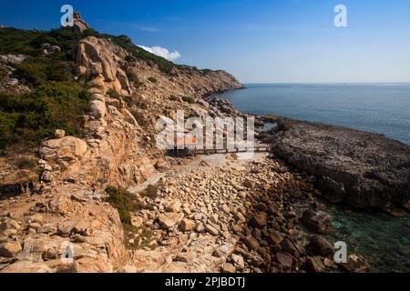 Costa rocciosa nel Parco Nazionale di Hang Rai, Vinh Hy, Ninh Thuan, Vietnam Foto Stock